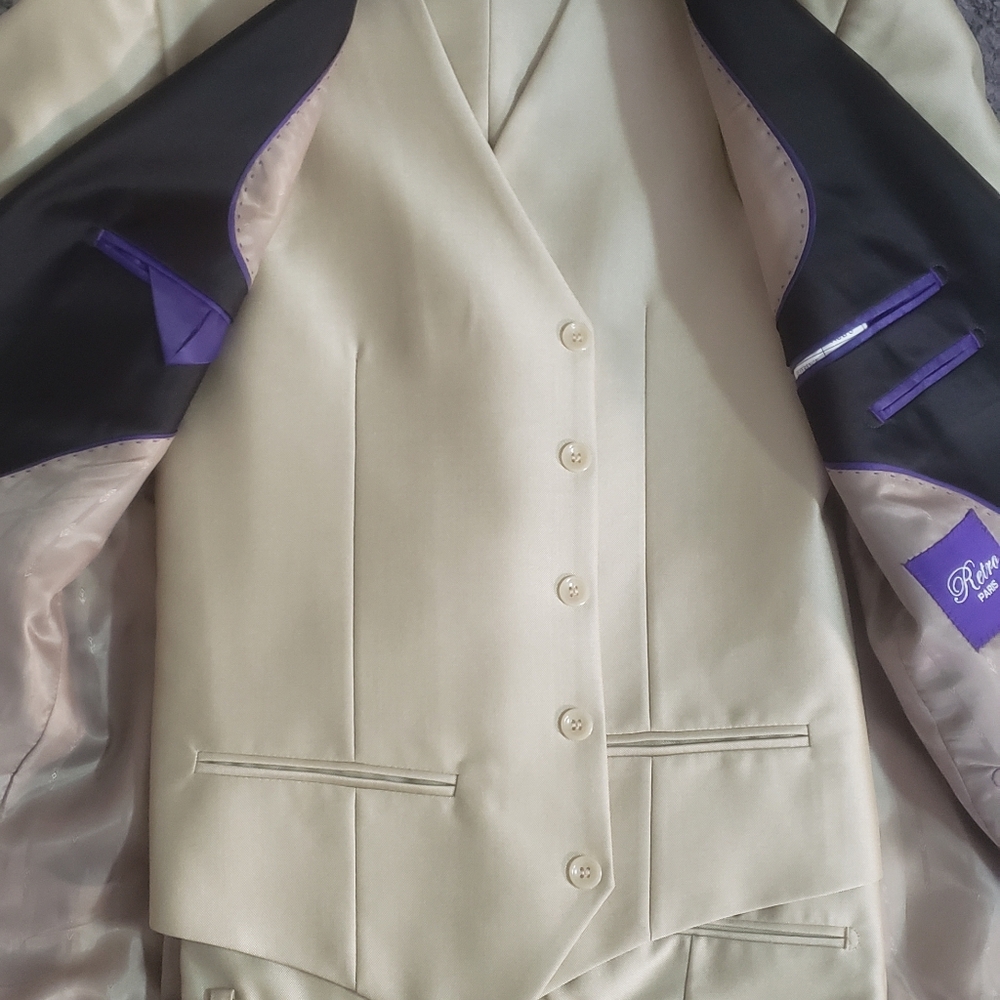 Suit - Picture 5 of 5